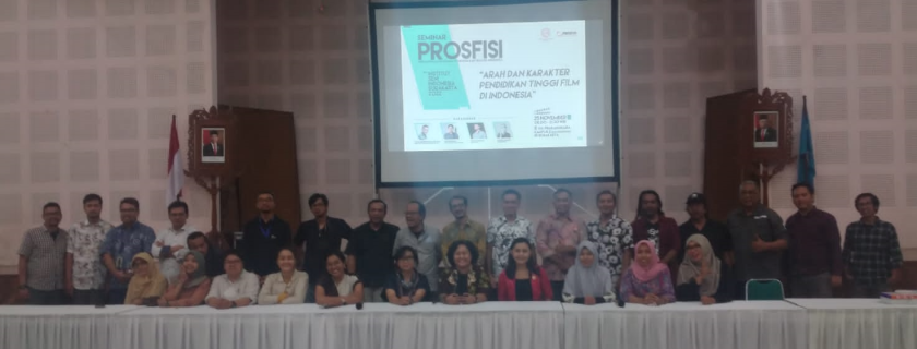 Peserta Seminar PROSFISI ISI Surakarta Berfoto bersama
