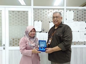 Guru Pembimbing Magang SMKN 5 Bandung serahkan kenang-kenangan 