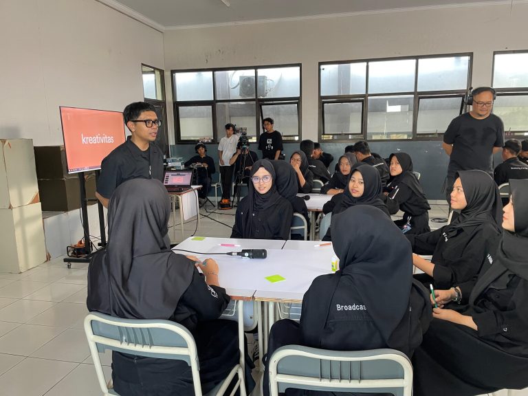Prodi FTV Widyatama Workshop Design Thinking di SMKN 5 Bandung