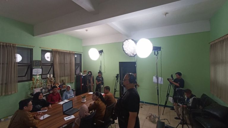 Kekompakan mahasiswa Prodi Film dan Televisi Widyatama dan tim produksi PMM.
